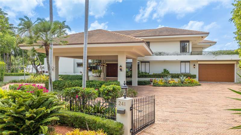 8 bedroom SingleFamilyResidence at 241 Cape Florida Dr, Cape Florida Sub Sec 3, Key Biscayne — photo 4