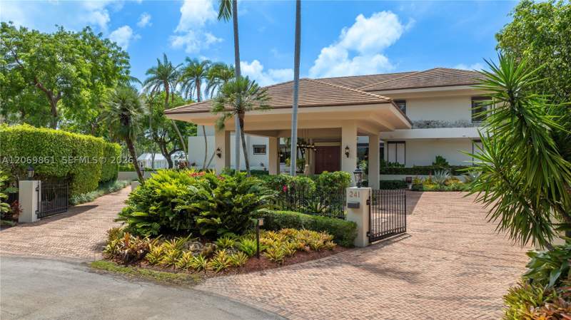 8 bedroom SingleFamilyResidence at 241 Cape Florida Dr, Cape Florida Sub Sec 3, Key Biscayne — photo 5