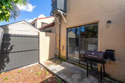 2421 W 52nd Pl 2-1, Hialeah FL - photo 22 of 27