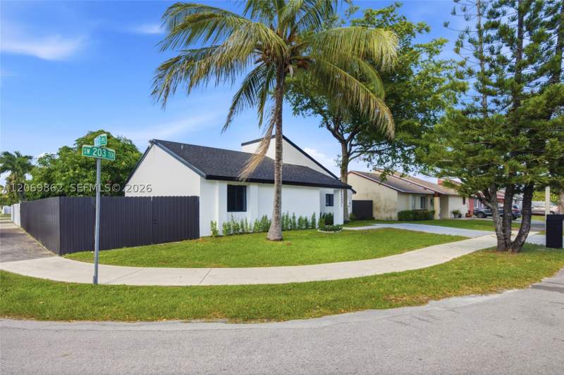 3 bedroom SingleFamilyResidence at 12331 SW 203rd Ter, Oak Park Sec 6, Miami — photo 2
