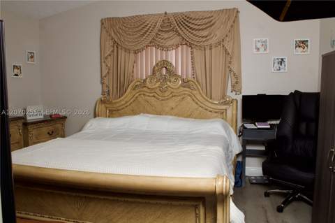 2732 W 68th Pl, Hialeah FL - photo 10 of 39