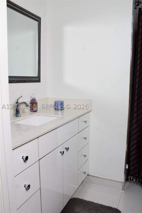 2732 W 68th Pl, Hialeah FL - photo 8 of 39