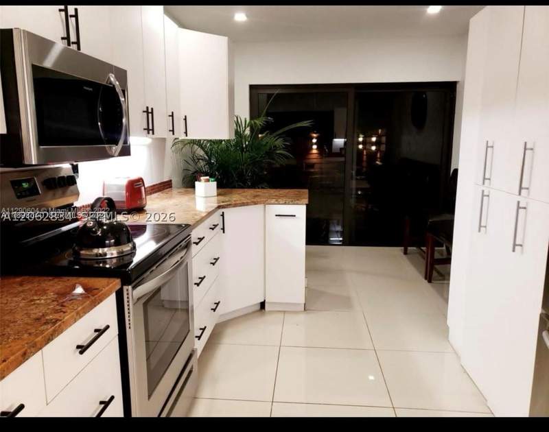 3 bedroom Townhouse at 522 NE 195th St, Villas On The Green, Miami — photo 4