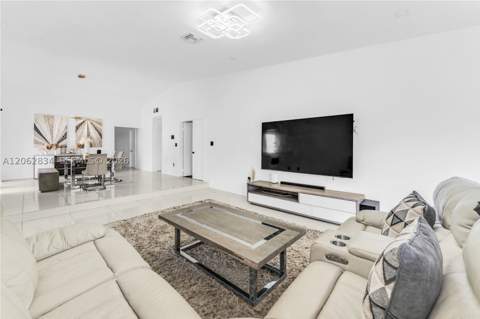 522 NE 195th St, Miami FL - photo 9 of 31