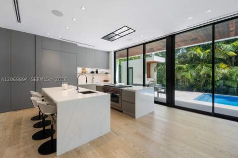 6015 N Bay Rd, Miami Beach FL - photo 9 of 40