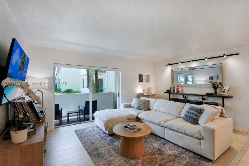 2 bedroom Condominium at 8950 SW 69th Ct 109, Palms Of Pinecrest Condo, Pinecrest — photo 3