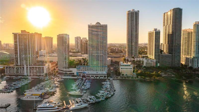 2 bedroom Condominium at 1750 N Bayshore Dr 2202, Opera Tower Condo, Miami — photo 2
