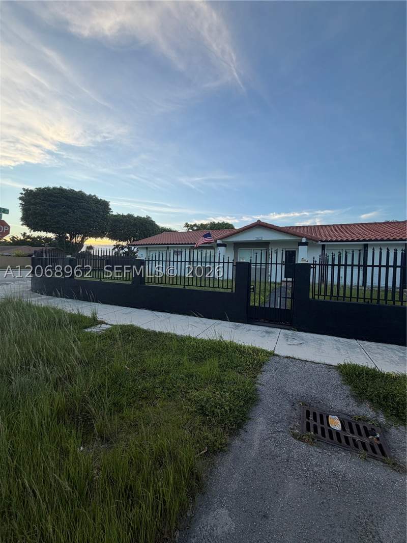 3 bedroom SingleFamilyResidence at 15171 SW 70th St, Westwind Lakes Sec 1, Miami — photo 2