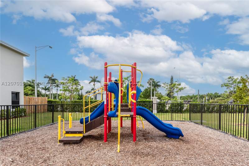 3 bedroom Townhouse at 302 NE 1st Dr 302, Florida City Park Rev, Florida City — photo 4