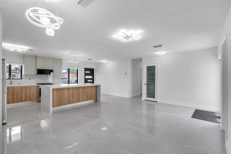 5 bedroom SingleFamilyResidence at 4450 NW 169th Ter, Rev Portion Of The 1st Ad, Miami Gardens — photo 2
