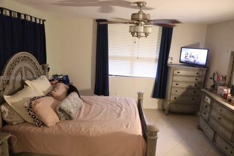 780 NE 199th St 207E, Miami FL - photo 19 of 33
