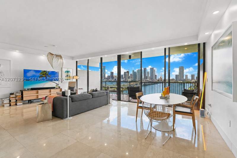 1 bedroom Condominium at 1000 Venetian Way 1108, One Thousand Venetian Way, Miami — photo 2