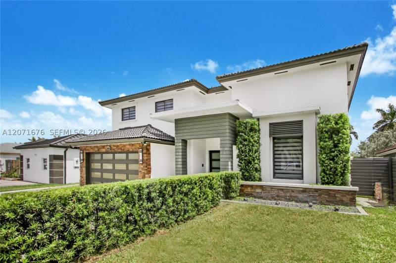 6 bedroom SingleFamilyResidence at 14241 SW 160th Ter, Laguna Ponds Sec I, Miami — photo 2
