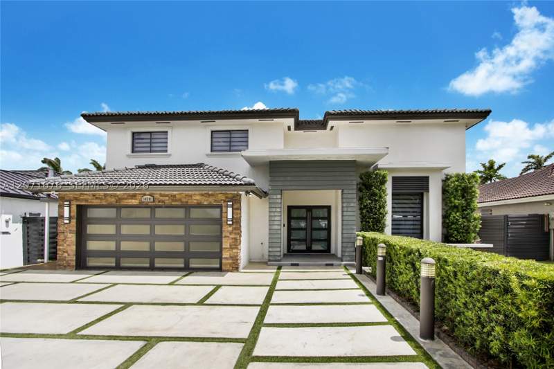 6 bedroom SingleFamilyResidence at 14241 SW 160th Ter, Laguna Ponds Sec I, Miami — photo 3