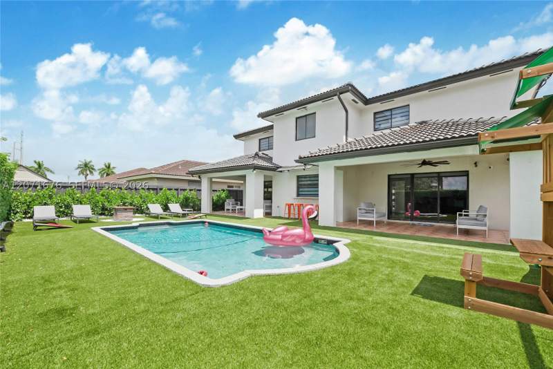 6 bedroom SingleFamilyResidence at 14241 SW 160th Ter, Laguna Ponds Sec I, Miami — photo 4