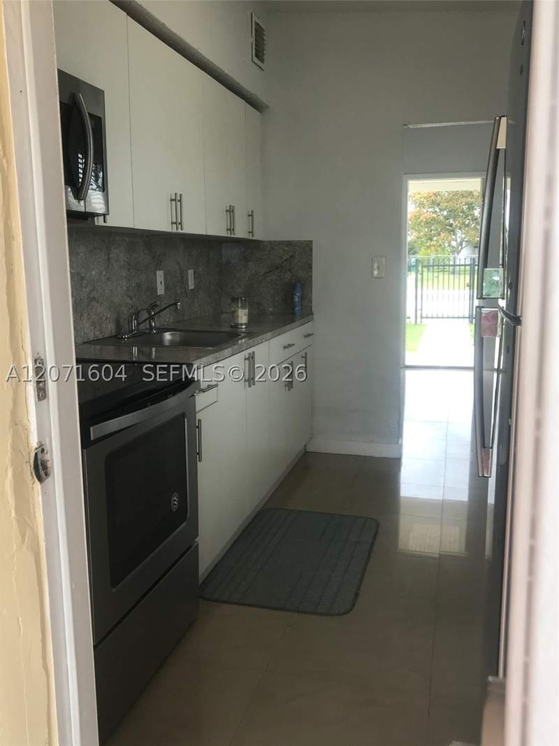 2 bedroom SingleFamilyResidence at 21625 SW 109th Ave, Victory Gardens, Miami — photo 4