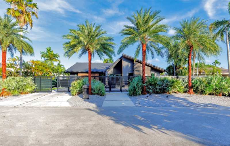4 bedroom SingleFamilyResidence at 11620 NE 20th Dr, San Souci Estates, North Miami — photo 1