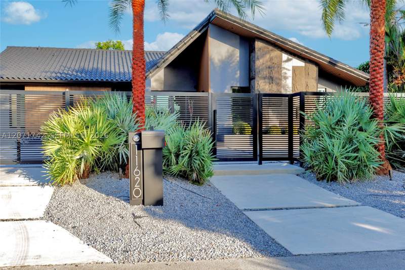 4 bedroom SingleFamilyResidence at 11620 NE 20th Dr, San Souci Estates, North Miami — photo 2