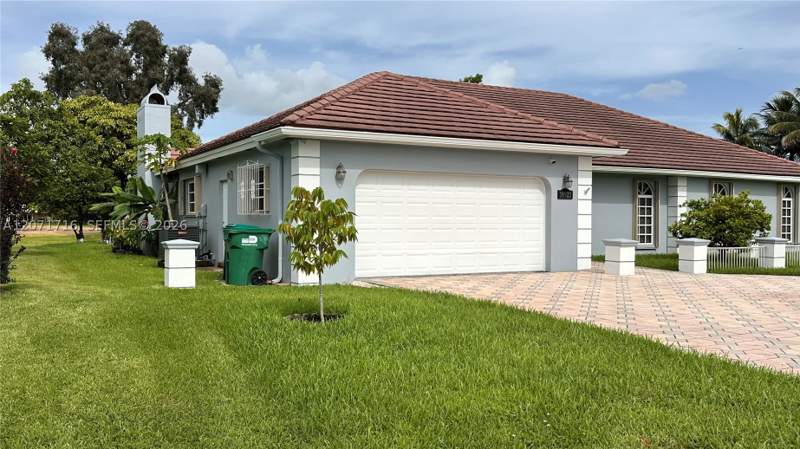 5 bedroom SingleFamilyResidence at 18921 W Oakmont Dr, Country Club Of Miami Est, Hialeah — photo 2