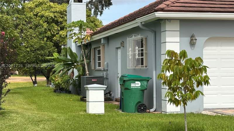 5 bedroom SingleFamilyResidence at 18921 W Oakmont Dr, Country Club Of Miami Est, Hialeah — photo 3