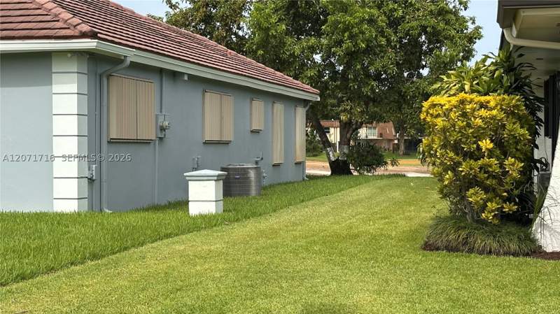 5 bedroom SingleFamilyResidence at 18921 W Oakmont Dr, Country Club Of Miami Est, Hialeah — photo 5
