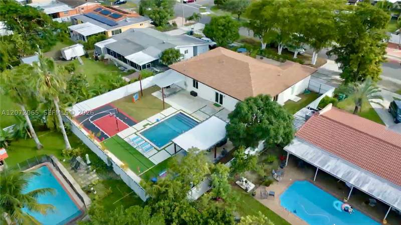 5 bedroom SingleFamilyResidence at 10245 SW 212th St, Cutler Ridge Sec 6, Cutler Bay — photo 2