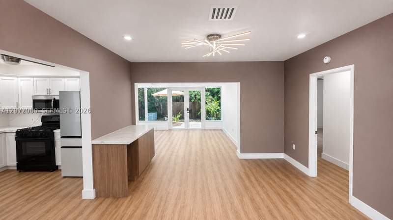 4 bedroom SingleFamilyResidence at 8819 Dickens Ave, Normandy Beach 2nd Amende, Surfside — photo 5