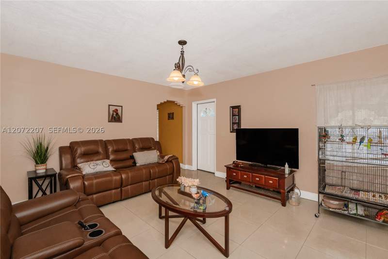 4 bedroom SingleFamilyResidence at 334 E 11th St, Town Of Hialeah 1 Addn Am, Hialeah — photo 4