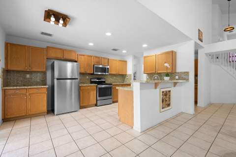 5331 NW 110th Avenue, Doral FL - photo 6 of 33