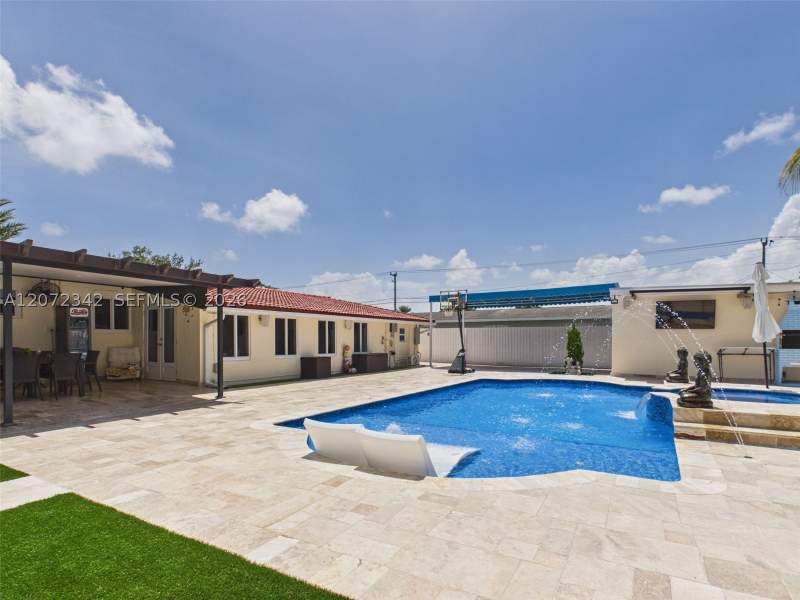 4 bedroom SingleFamilyResidence at 9601 SW 183rd St, Franjo Park Sec 1, Palmetto Bay — photo 2