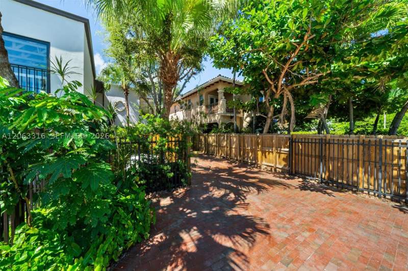 2 bedroom Townhouse at 3145 Jackson Ave, Jackson Peacocks Sub, Miami — photo 2