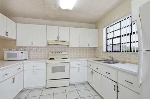16604 SW 104th Ct, Miami FL - photo 15 of 43