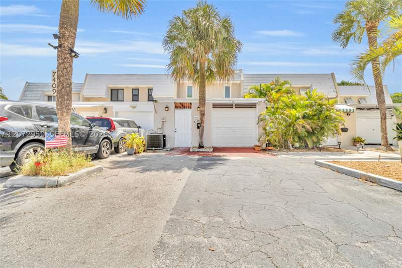 2 bedroom Townhouse at 7407 Big Cypress Dr, Miami Lakes Golf Course V, Miami Lakes — photo 2