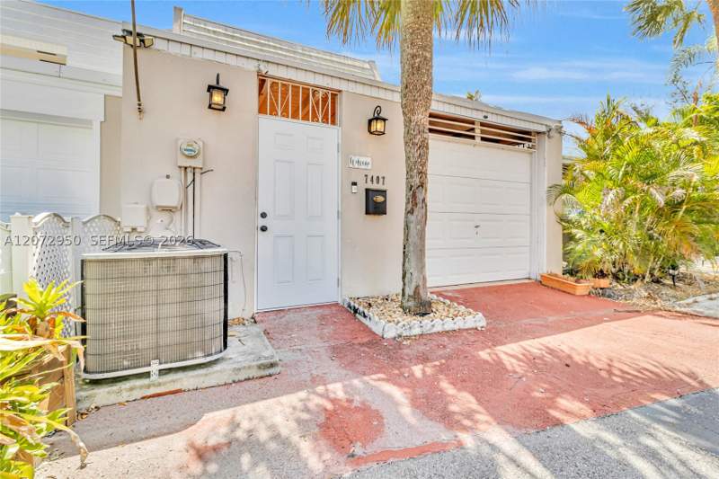 2 bedroom Townhouse at 7407 Big Cypress Dr, Miami Lakes Golf Course V, Miami Lakes — photo 3