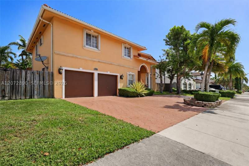 5 bedroom SingleFamilyResidence at 15867 SW 44th St, PARK LAKES BY THE MEADOWS, Miami — photo 3