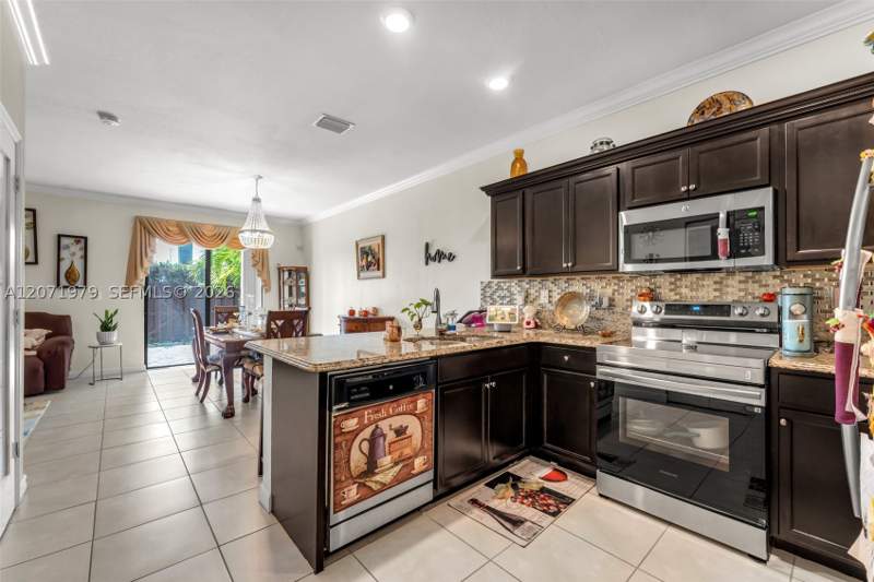 3 bedroom Townhouse at 11472 SW 254th St, Coco Palm Estates, Homestead — photo 4