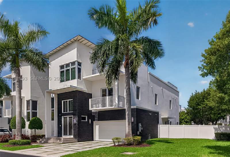 5 bedroom SingleFamilyResidence at 3460 NW 84th Ave, Oasis Park Square At Doral, Doral — photo 2