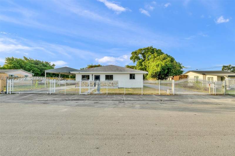 4 bedroom SingleFamilyResidence at 11815 SW 222nd St, Richards Sub, Miami — photo 2
