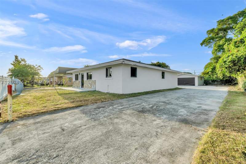 4 bedroom SingleFamilyResidence at 11815 SW 222nd St, Richards Sub, Miami — photo 4