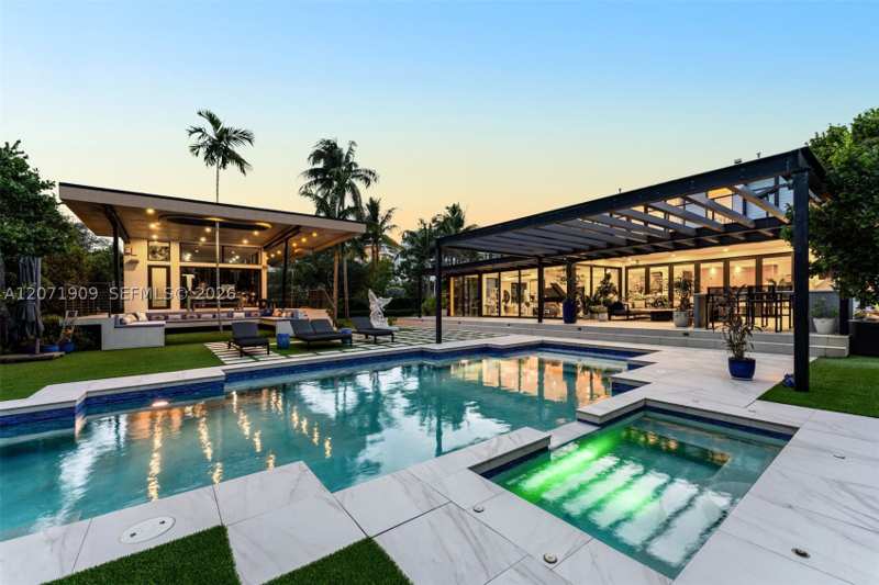 5 bedroom SingleFamilyResidence at 795 Lakeview Dr, Lake View Heights Sub, Miami Beach — photo 1