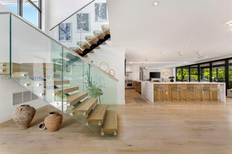 5 bedroom SingleFamilyResidence at 795 Lakeview Dr, Lake View Heights Sub, Miami Beach — photo 5
