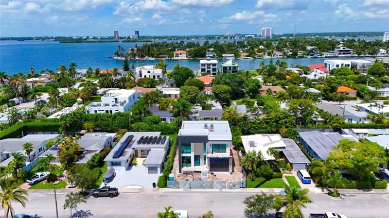 5 bedroom SingleFamilyResidence at 7516 Bounty Ave, Treasure Plaza, North Bay Village — photo 4