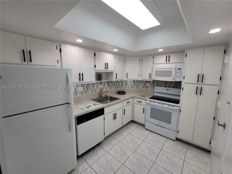 1 bedroom Condominium at 300 Bayview Dr 603, Arlen House Condo, Sunny Isles Beach — photo 4