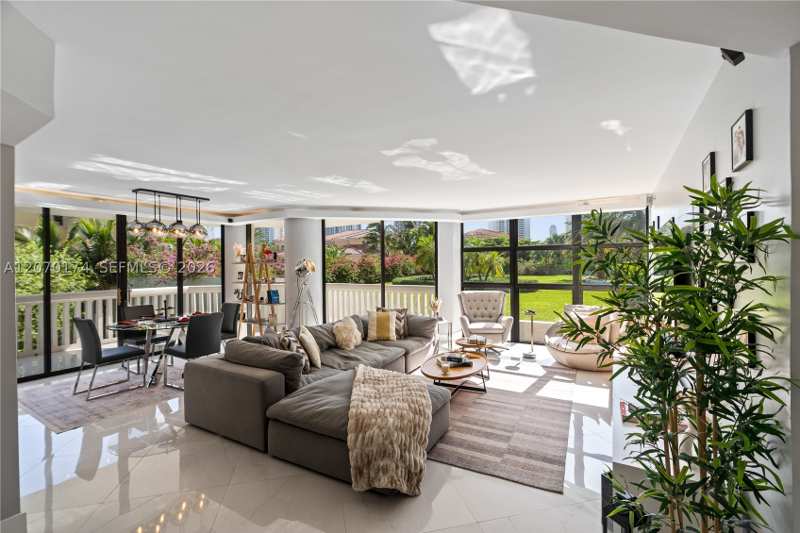 3 bedroom Condominium at 1000 W Island Blvd 202, 1000 Isl Blvd Williams Is, Aventura — photo 1