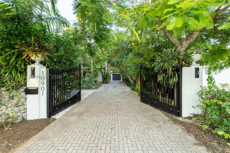 3 bedroom SingleFamilyResidence at 10901 NE 3rd Ave, Pasadena Park Sub, Miami — photo 2