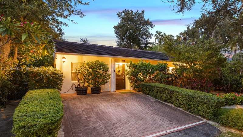 3 bedroom SingleFamilyResidence at 815 Monterey St, Welbon, Coral Gables — photo 1