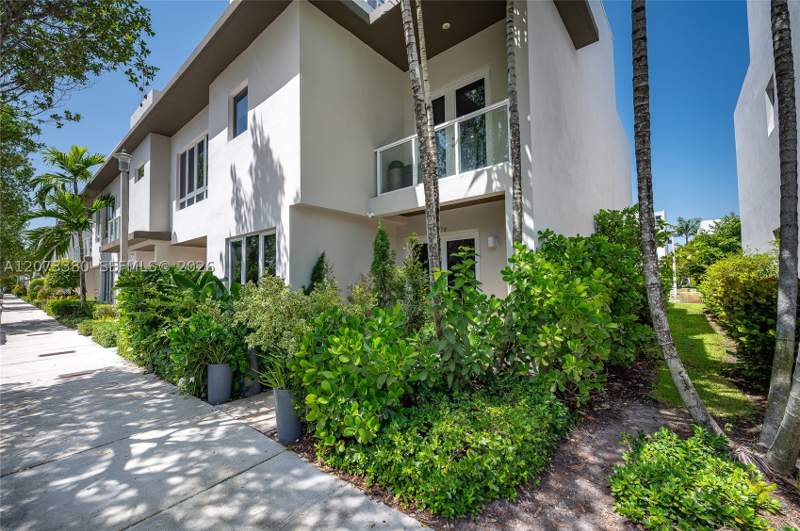 4 bedroom Townhouse at 6428 NW 104th Ct, Landmark At Doral, Doral — photo 2