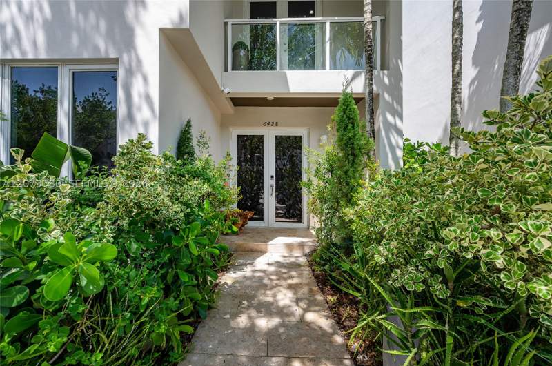 4 bedroom Townhouse at 6428 NW 104th Ct, Landmark At Doral, Doral — photo 3