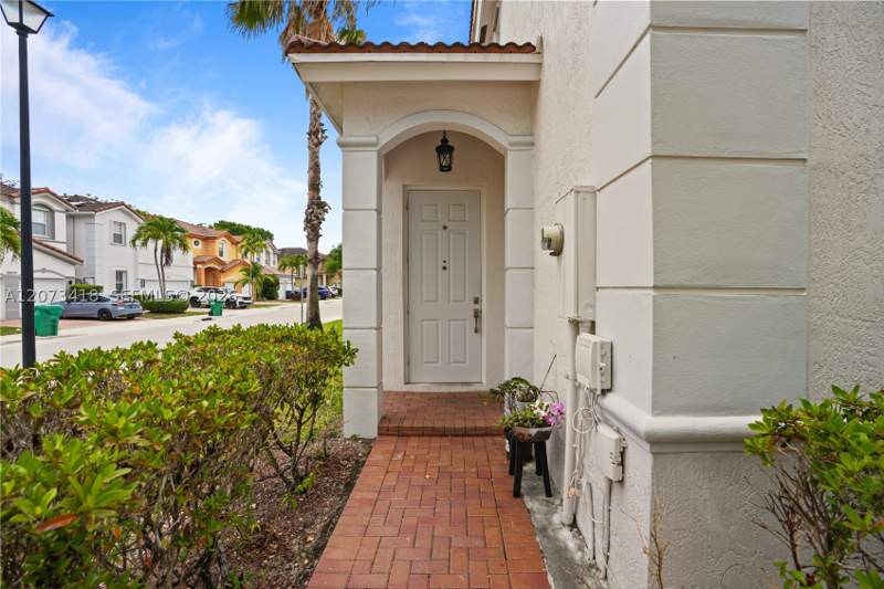 5 bedroom Townhouse at 8741 NW 110th Ave, Islands At Doral Townhome, Doral — photo 4