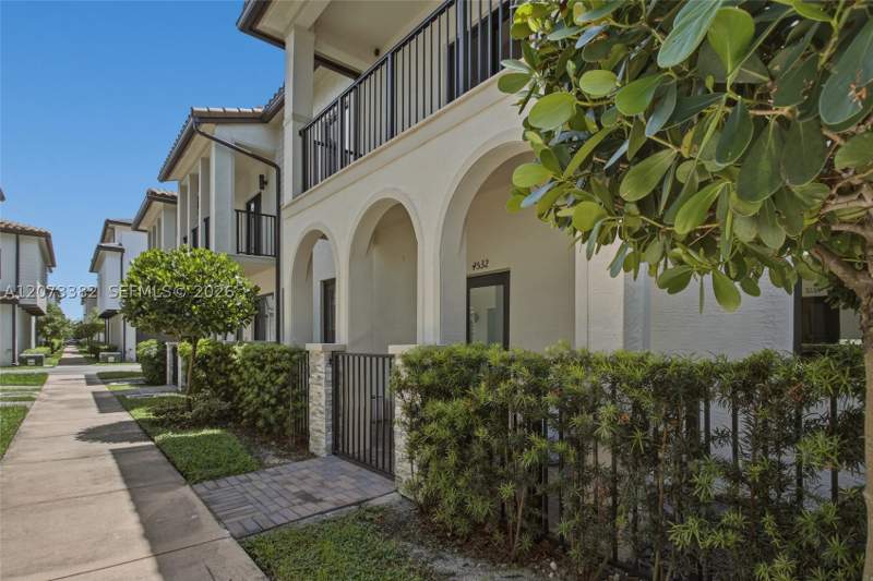 3 bedroom Condominium at 4532 NW 83 Psge 0, Urbana Downtown Doral, Doral — photo 2